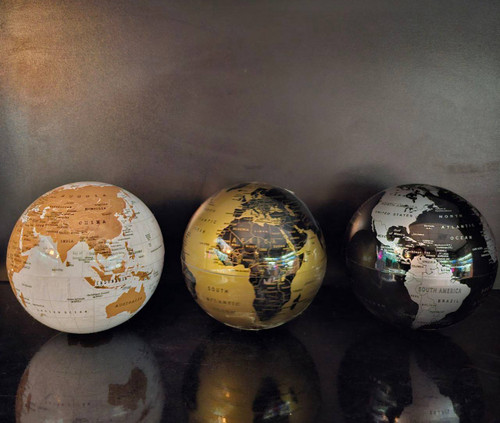 کره مغناطیسی و چرخان